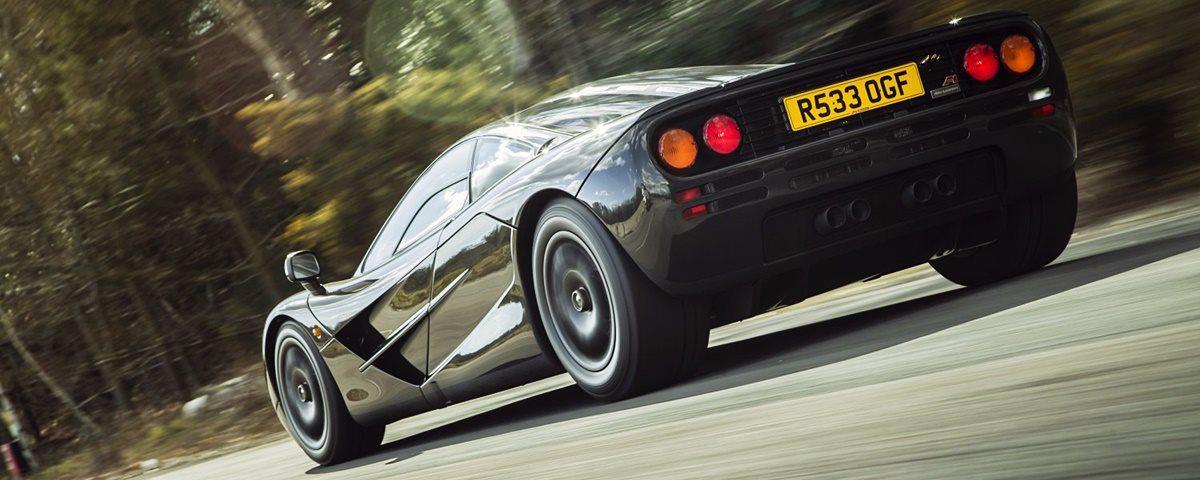 Sinta como é pilotar uma McLaren F1 a quase 400 km/h nesse vídeo lendário